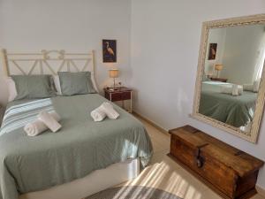 une chambre avec un lit avec deux serviettes dessus dans l'établissement Dream House in Palm Mar by HelloApartments, à Palm-mar 40 autres photos