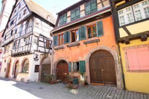 een groep gebouwen op een geplaveide straat bij Riquewihr in Riquewihr