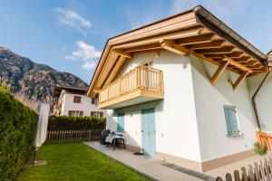 ピンツォーロにあるPINZOLO SKI LODGE vicino funivieの側面にバルコニーがある家