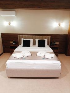 タシュケントにあるGRAND KARAVAN HOTELのベッドルーム1室(大型ベッド1台、タオル付) +23枚の写真