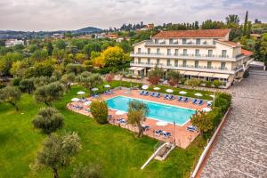 Bazén v ubytování Hotel Villa Paradiso Suite nebo v jeho okolí