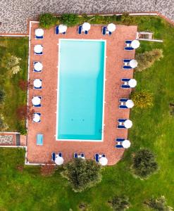 Bazén v ubytovaní Hotel Villa Paradiso Suite alebo v jeho blízkosti