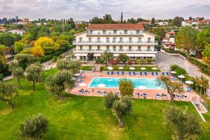 Bazén v ubytování Hotel Villa Paradiso Suite nebo v jeho okolí