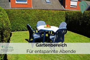 a table with chairs and a plate of fruit on it at Butzenhuuske in Krummhörn