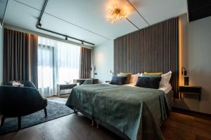 een slaapkamer met een bed en een groot raam bij Hotel Arkipelag in Mariehamn +39 foto's