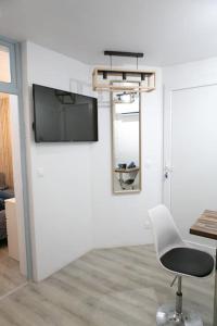 Televisyen dan/atau pusat hiburan di Joli studio Clim & Wifi