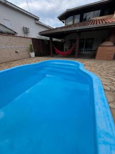 A piscina localizada em PARAISO DO ALEXANDRE para 15 hóspedes ou nos arredores