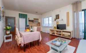 Kuchyňa alebo kuchynka v ubytovaní Apartment Iva