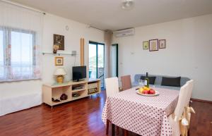 Televízia a/alebo spoločenská miestnosť v ubytovaní Apartment Iva + 27 fotografií
