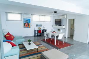 Μια τηλεόραση ή/και κέντρο ψυχαγωγίας στο Villa Deluxe Porto Mare-Fragata 17-PasitoBlanco-Terrace Panoramic seaview