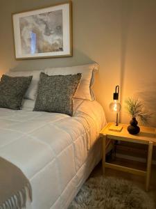 Ένα ή περισσότερα κρεβάτια σε δωμάτιο στο Satamanhelmen näköalahuoneisto