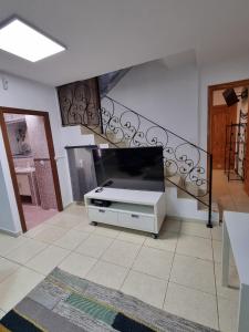 salon z dużym telewizorem z płaskim ekranem w obiekcie Cozy rooms in terraced house w mieście Fuengirola