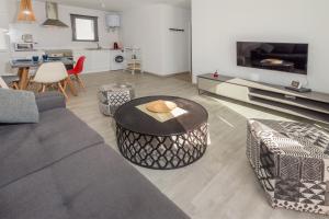 una sala de estar con un sofá y una mesa en Lanzahost Tabaiba Blue, en Costa Teguise