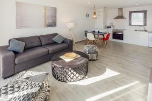 una sala de estar con un sofá y una mesa en Lanzahost Tabaiba Blue, en Costa Teguise