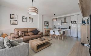 una sala de estar con un sofá y una mesa en Bonito Apartamento en Frente del Mar, en Jávea