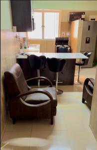 eine Küche mit Stühlen und einem Tisch in einer Küche in der Unterkunft Feel At Home Away From Home in Durban