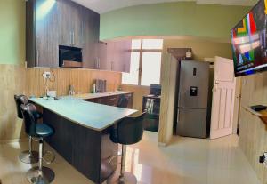 eine Küche mit Theke und Kühlschrank in der Unterkunft Feel At Home Away From Home in Durban