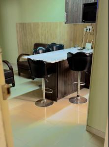 ein Wartezimmer mit Tisch und Stühlen in der Unterkunft Feel At Home Away From Home in Durban + 13 Fotos