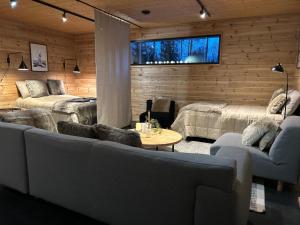 奥卢Log cabin of peace的客厅配有两张床、沙发和一张桌子