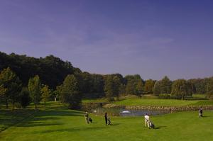 Schloss Lüdersburg Golf & Spa في Lüdersburg: مجموعة من الناس تقف على ملعب للجولف