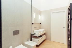 a bathroom with a toilet and a sink and a shower at "Versace" Luxury Suite in Centro Città, a 350m dal Mare, Scopri la tua offerta SPECIALE! in Pescara +22 photos