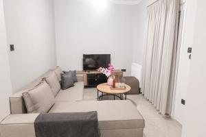 ein Wohnzimmer mit Sofa und Tisch in der Unterkunft Maybe Home suite apartments No1 in Drama