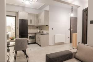 eine Küche mit Tisch und Stühlen in einem Zimmer in der Unterkunft Maybe Home suite apartments No1 in Drama