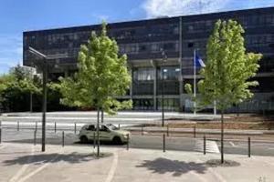 ein vor einem Gebäude mit zwei Bäumen geparktes Auto in der Unterkunft Appartement accueillant près de Paris, 45 m², terrasse in Tremblay En France + 3 Fotos