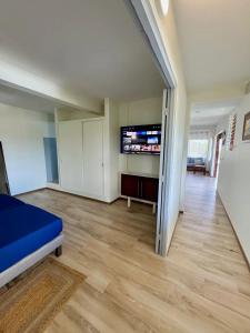 Maison Charmante avec Vue Mer à Les Trois-Îlets TV 또는 엔터테인먼트 센터