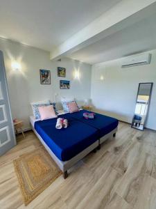 Maison Charmante avec Vue Mer à Les Trois-Îlets 객실 침대