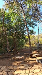 un parco con alberi e un percorso in pietra di Camping em Casa João e Maria STL a São Thomé das Letras