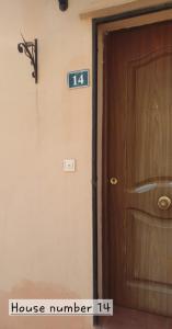 numer domu obok drzwi w obiekcie Cozy rooms in terraced house w mieście Fuengirola
