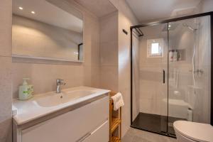ein Badezimmer mit Waschbecken und Dusche in der Unterkunft Ático San Jose in Cádiz + 17 Fotos