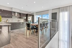 a kitchen and dining room with a table and chairs at BayView Luxury 4 Bedroom Villa in Downings