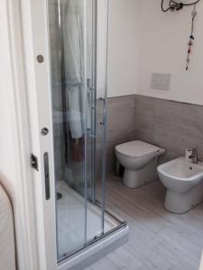 e bagno con doccia, servizi igienici e lavandino. di Villa Pierina ad Ardea
