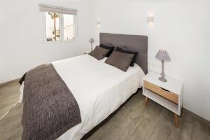 Postel nebo postele na pokoji v ubytování Lanzahost Tabaiba Green + 12 fotografií