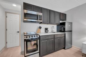 Η κουζίνα ή μικρή κουζίνα στο One Block to the Beach! with Free Parking