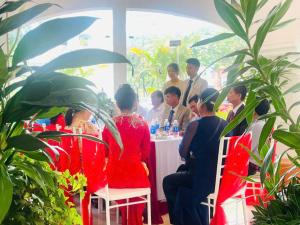 un groupe de personnes assises à une table dans l'établissement KHÁCH SẠN ROMO, à Quảng Ngãi