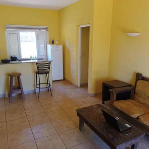 un soggiorno con un divano e un tavolo di Chalés Confort 2 a Pimenta