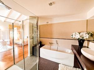 un bagno con vasca, lavandino e WC di Villa Rigatti a San Valentino Altre 48 foto