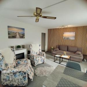 Posezení v ubytování Großzügiges und helles 2-Zimmer-Appartement im Kurgebiet