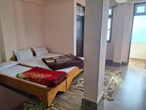 Hotel Rainbow Regency Ravangla South Sikkim客房内的一张或多张床位