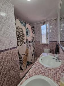 łazienka z wanną i umywalką w obiekcie Cozy rooms in terraced house w mieście Fuengirola