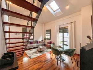 Χώρος καθιστικού στο Modern apt in old town w cathedral views