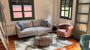 Χώρος καθιστικού στο Modern apt in old town w cathedral views
