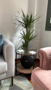 Χώρος καθιστικού στο Modern apt in old town w cathedral views