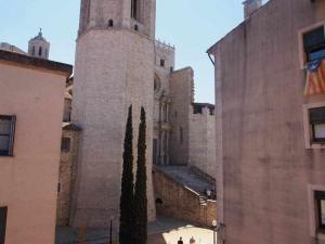 Φωτογραφία από το άλμπουμ του Modern apt in old town w cathedral views στη Χιρόνα
