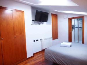 Ένα ή περισσότερα κρεβάτια σε δωμάτιο στο Modern apt in old town w cathedral views
