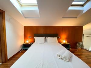Ένα ή περισσότερα κρεβάτια σε δωμάτιο στο Modern apt in old town w cathedral views