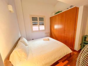 Ένα ή περισσότερα κρεβάτια σε δωμάτιο στο Modern apt in old town w cathedral views